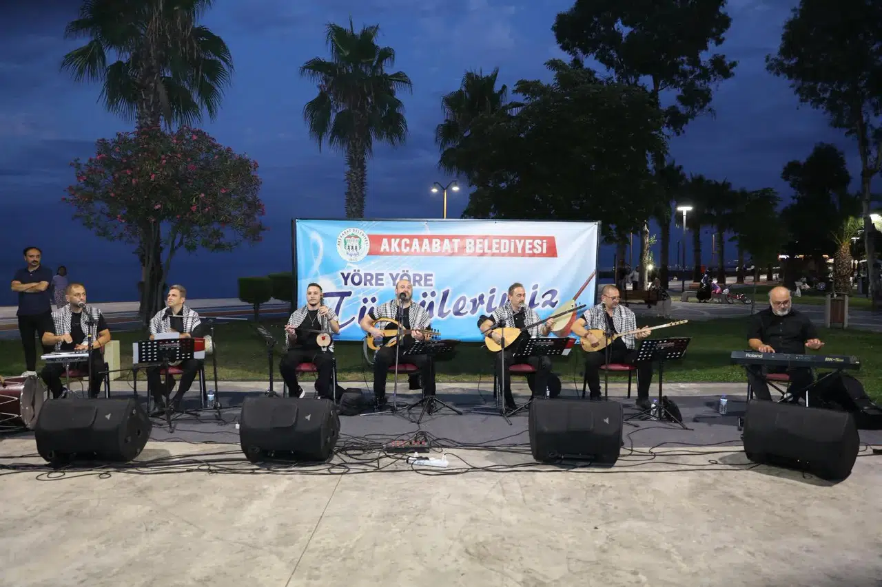 Akçaabat'ta yaz akşamları kültür ve sanatla dolup taşıyor