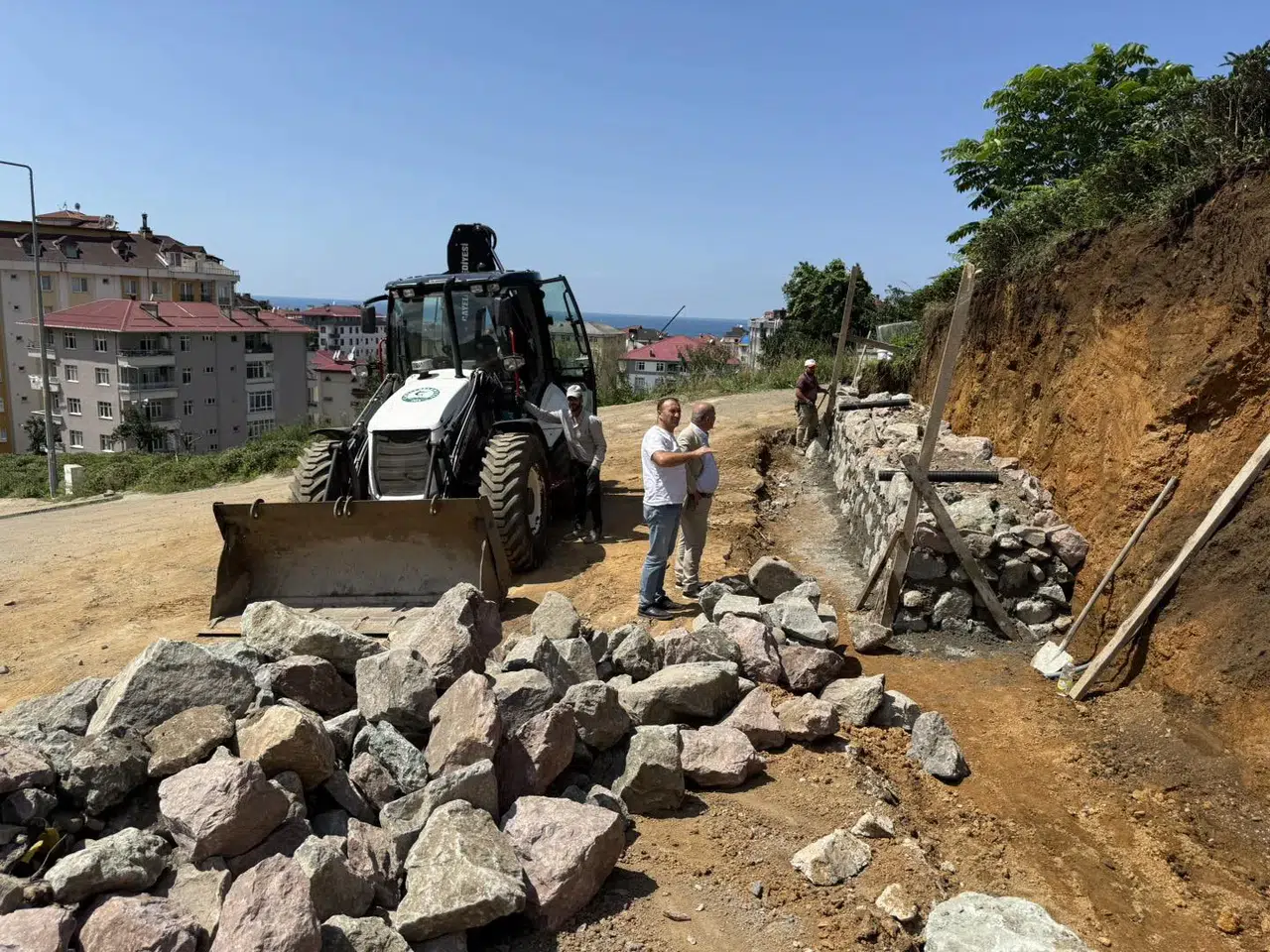 Yenipazar Mahallesi'nde Taş Duvar İnşaatı Devam Ediyor