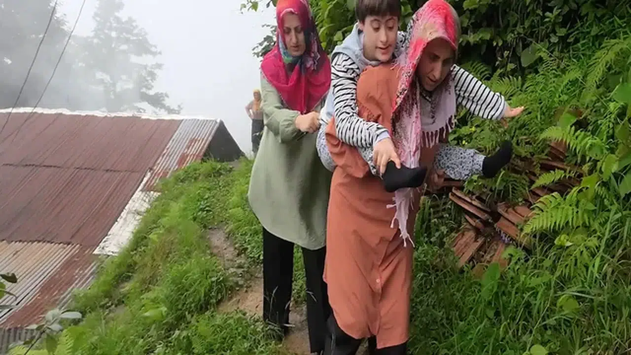 Down sendromlu Zümra'yı sırtında taşıyan annesi ve teyzesinden yol isteği