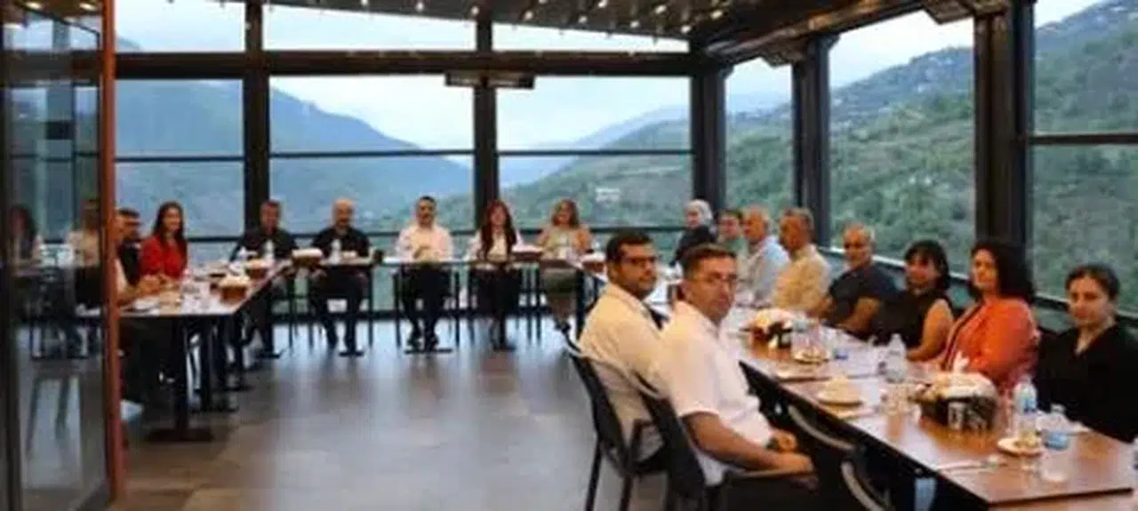 Murgul'da Veda Yemeği: Kaymakam, Yazı İşleri Şefi Özmen'e Başarı Belgesi Verdi