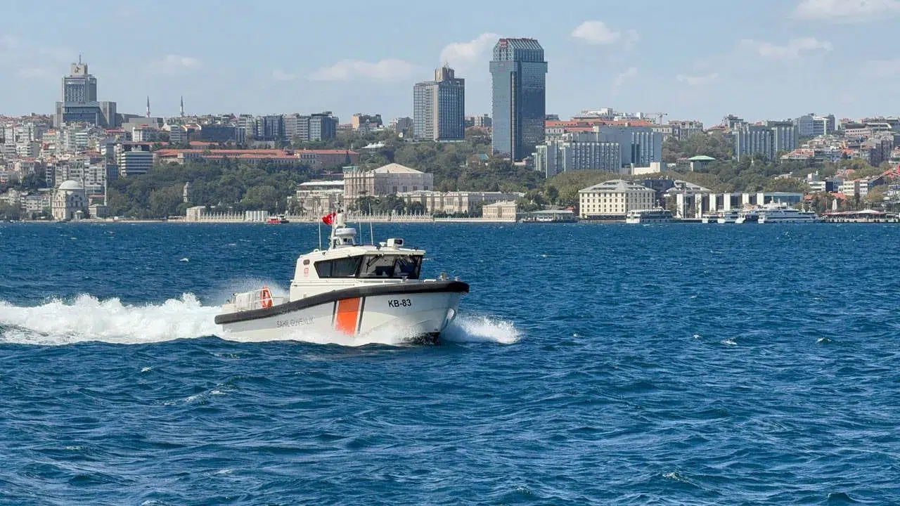 Rus Yüzücünün Kaybolduğu İstanbul Boğazı'nda Arama Faaliyetleri Devam Ediyor