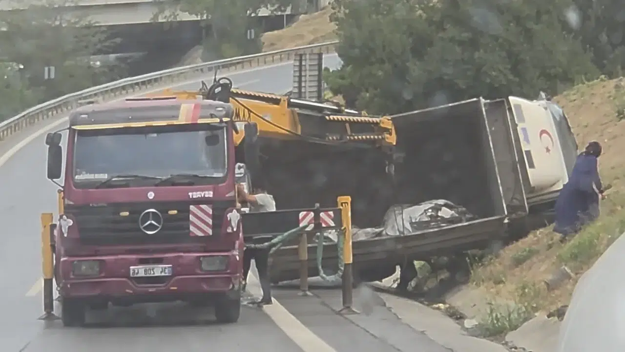 Gaziosmanpaşa'da Yağmurun Etkisiyle Kayganlaşan Yolda Kamyonet Devrildi
