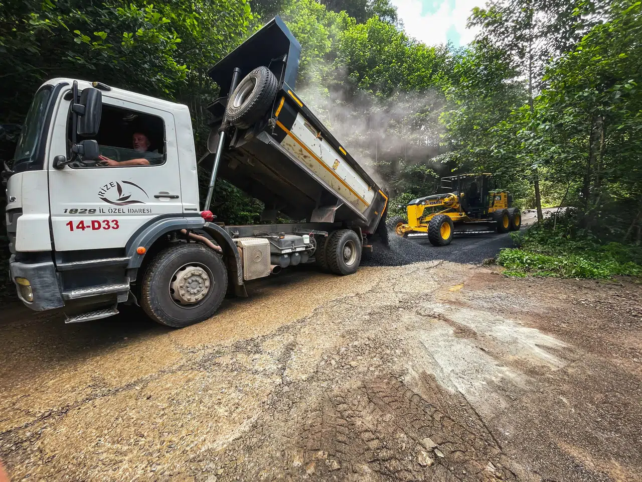 Rize’de Köy Yollarında Asfalt Çalışmaları Devam Ediyor