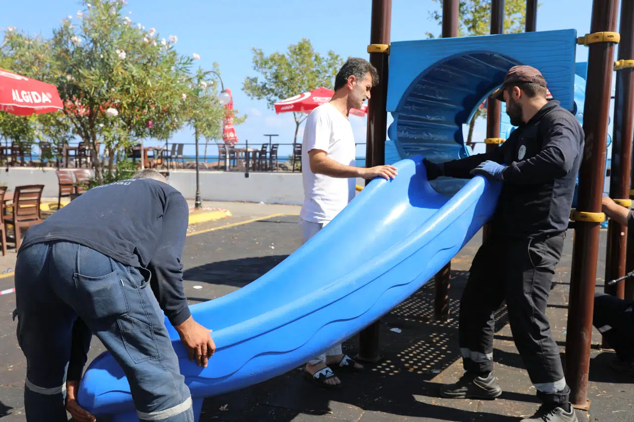 Akçaabat Belediyesi Darıca Mahallesi’ndeki Çocuk Parkını Yeniliyor