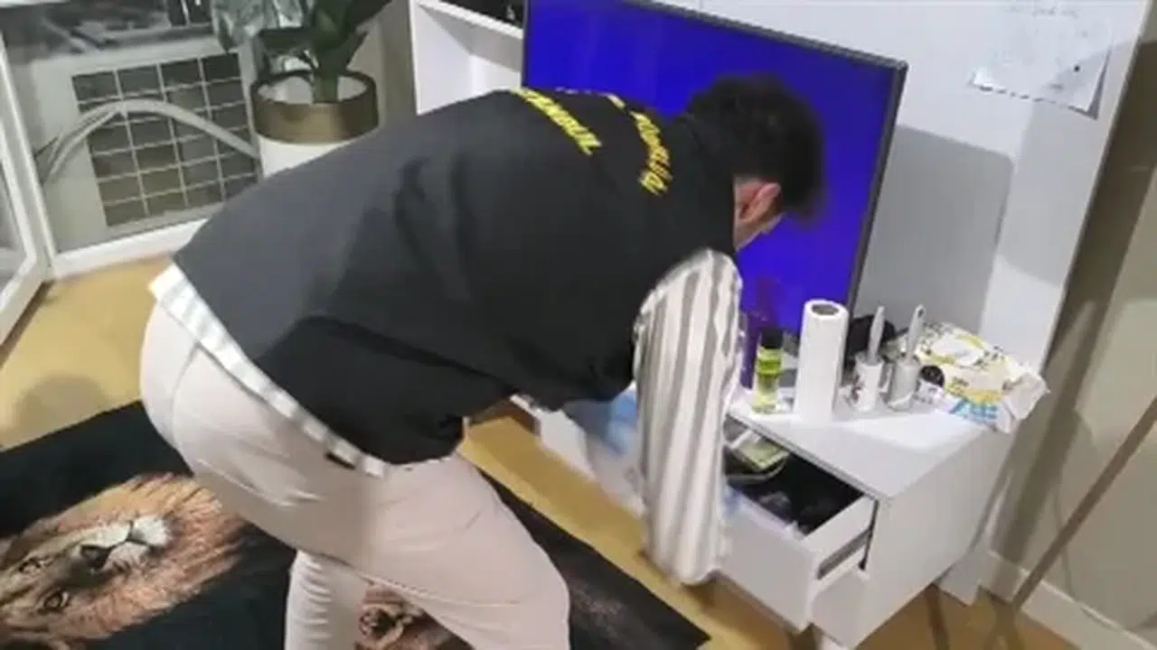 Esenyurt'ta 22 yıl hapis cezasıyla aranan şüpheli operasyonla yakalandı, evde silah ve uyuşturucu bulundu.