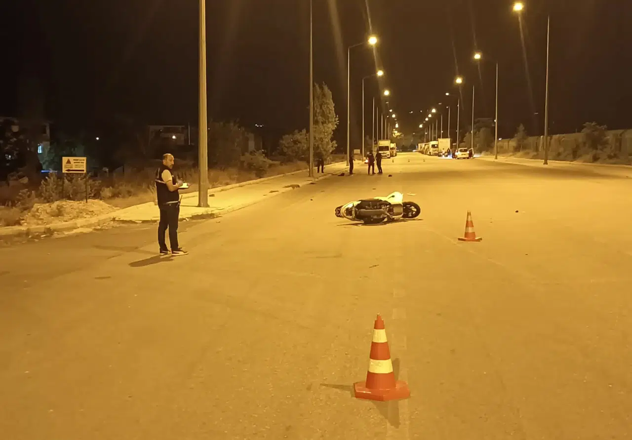 Isparta'da motosiklet kazasında iki genç hayatını kaybetti, bir kişi yaralı