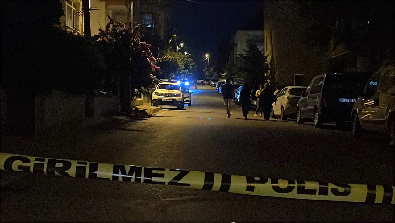 Ümraniye'de sokakta eşini satırla katleden şahıs, polisin müdahalesiyle yakalandı: İki kişi gözaltına alındı.