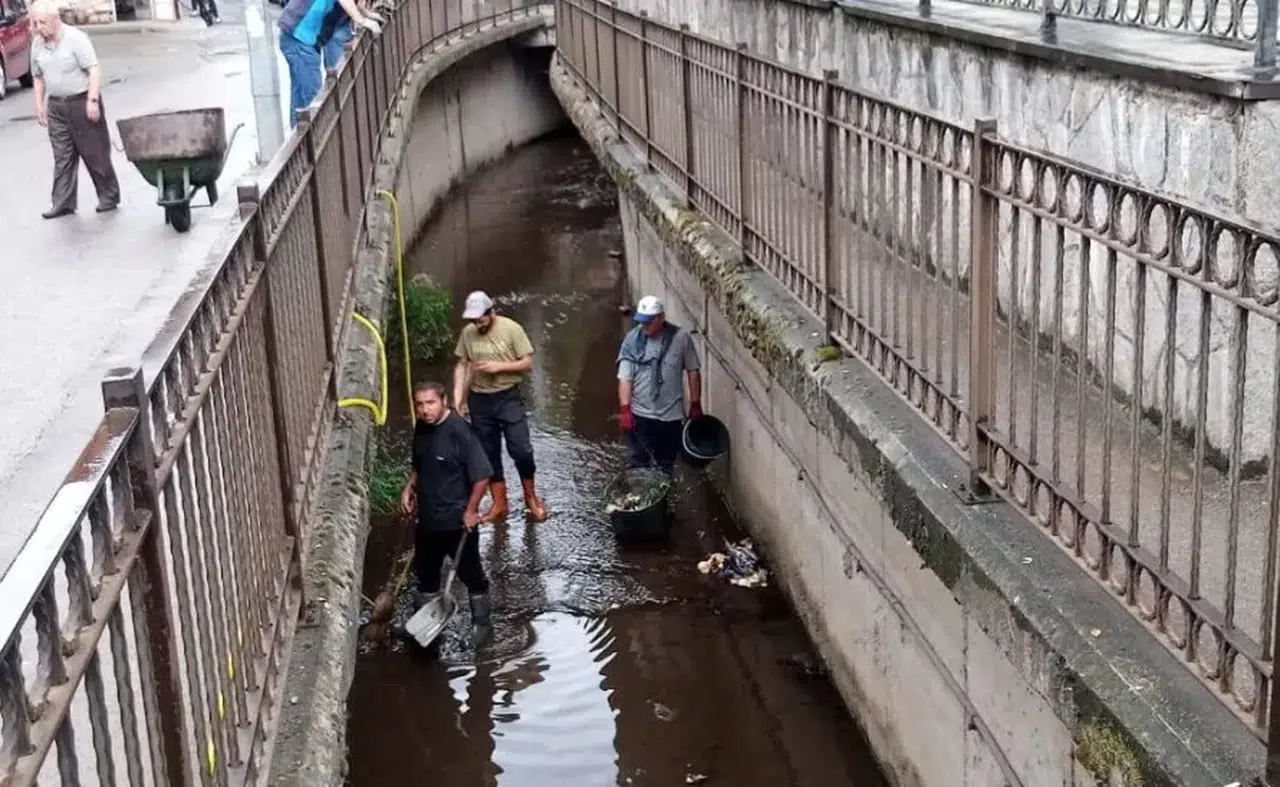 Beşikdüzü’nde Temizlik ve Yol Onarım Çalışmaları Devam Ediyor