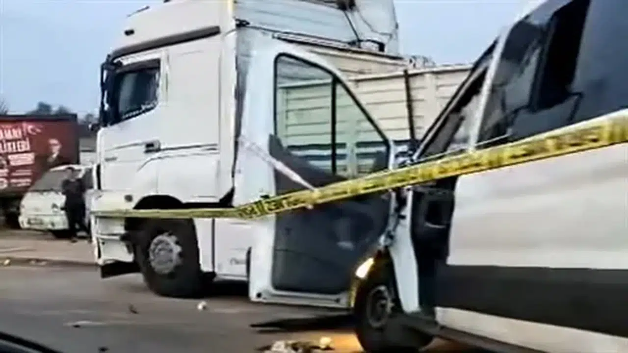 Minibüs TIR'a çarptı: 2 ölü, 10 yaralı, şoför uyuduğunu söyledi