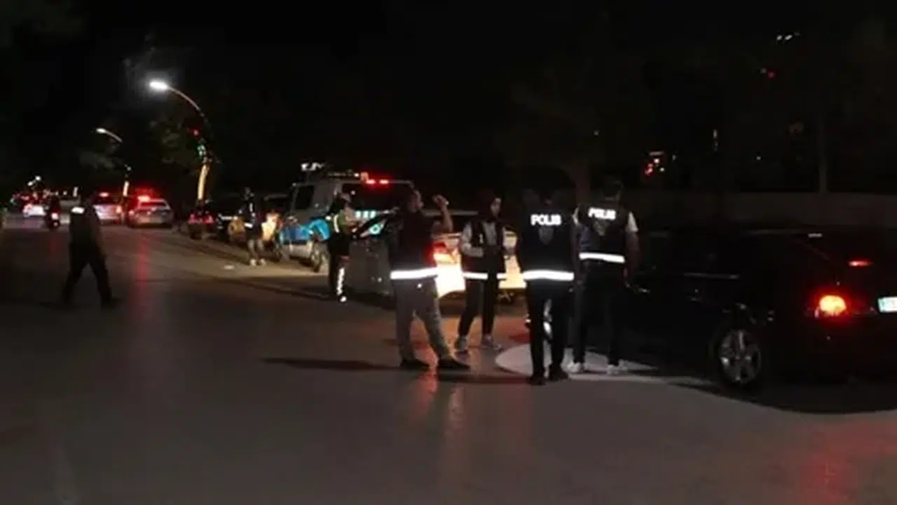 Sandıklı'da polis huzur uygulaması: 123 araç sorgulandı, 4 bin 250 TL ceza kesildi