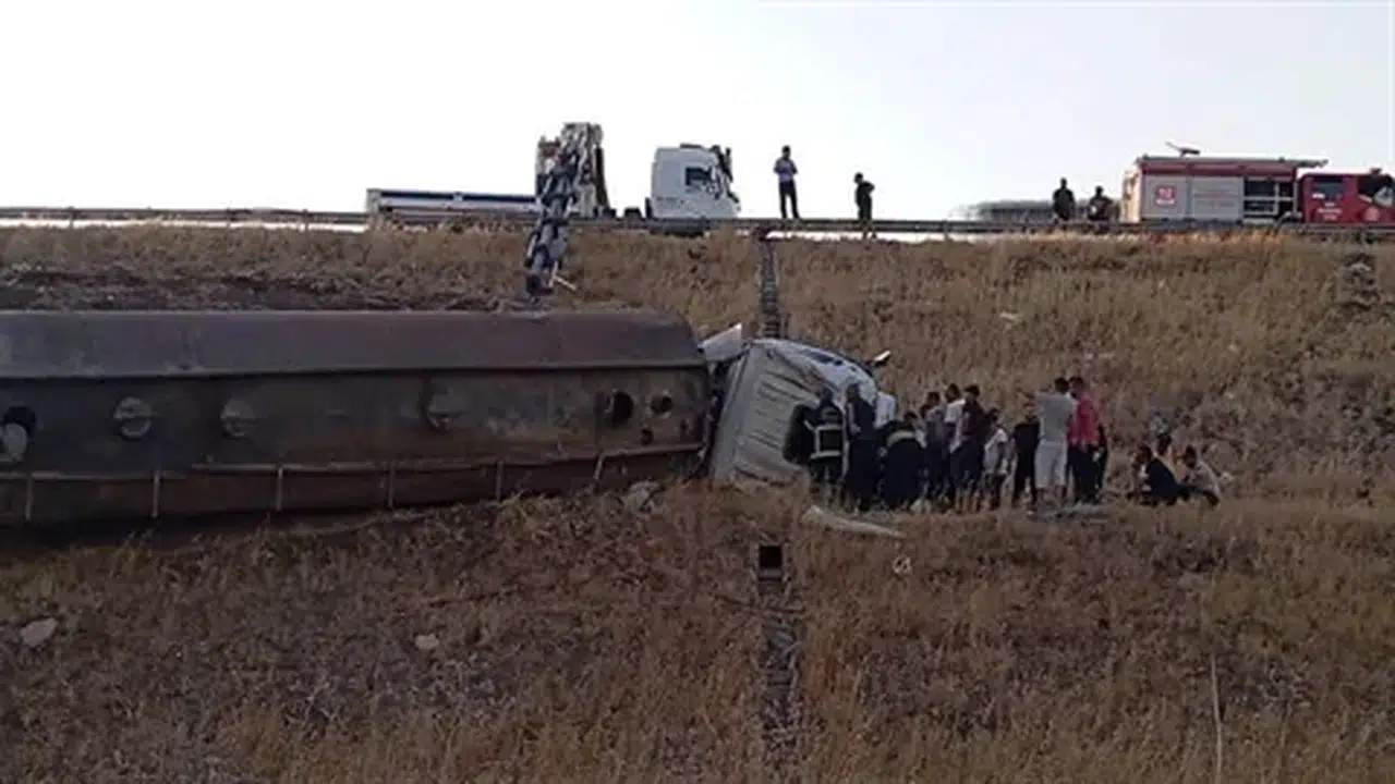 Gaziantep'te tankerin devrilmesi sonucu sürücü yaralandı, kaza araştırılıyor