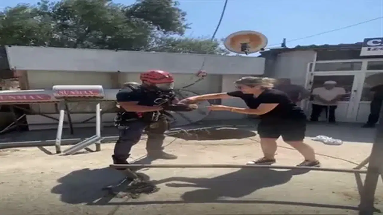 Edremit'te kuyuya düşen yavru kedi itfaiye tarafından kurtarıldı