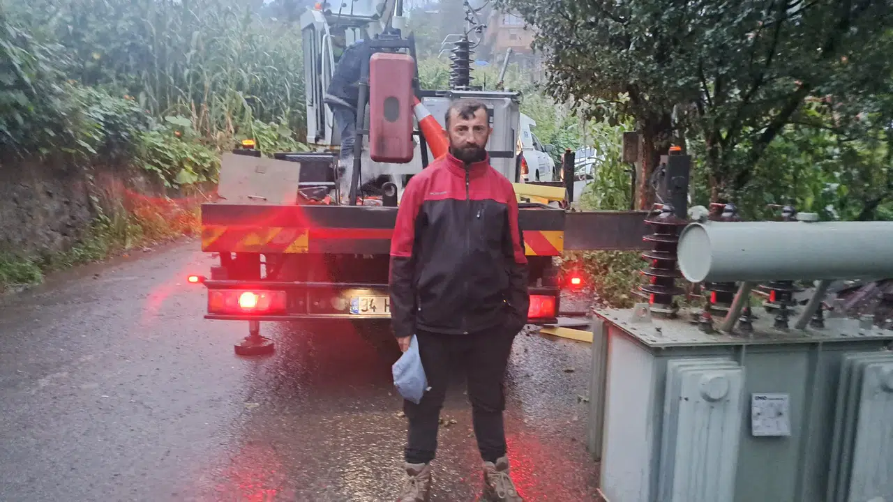 Topluca Köyü 6 Saat Elektriksiz Kaldı: Trafoya Yağmur Altında Müdahale Edildi