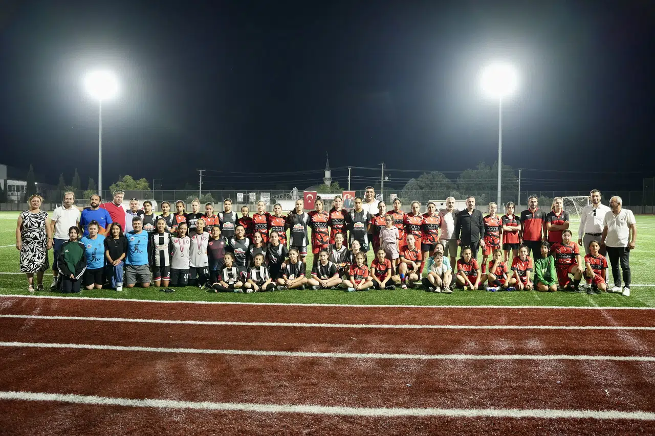 Kemalpaşa'da U-11 Futbol Turnuvası'nda Turgutlu 1922 FSK Şampiyon Oldu