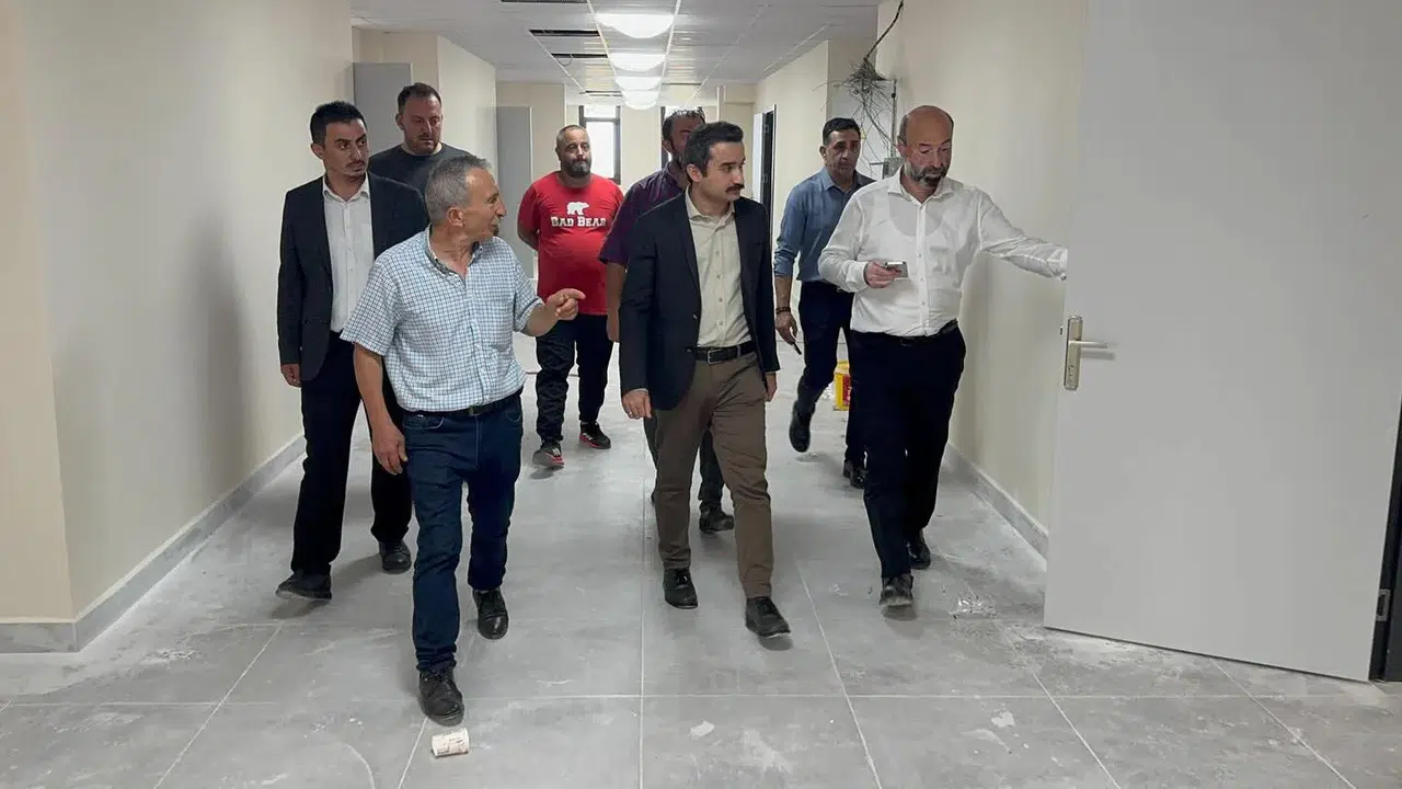 Araklı'da Eğitim Yatırımı: Başkan Vekili ve Kaymakam Okul İnşaatında İnceleme yaptı