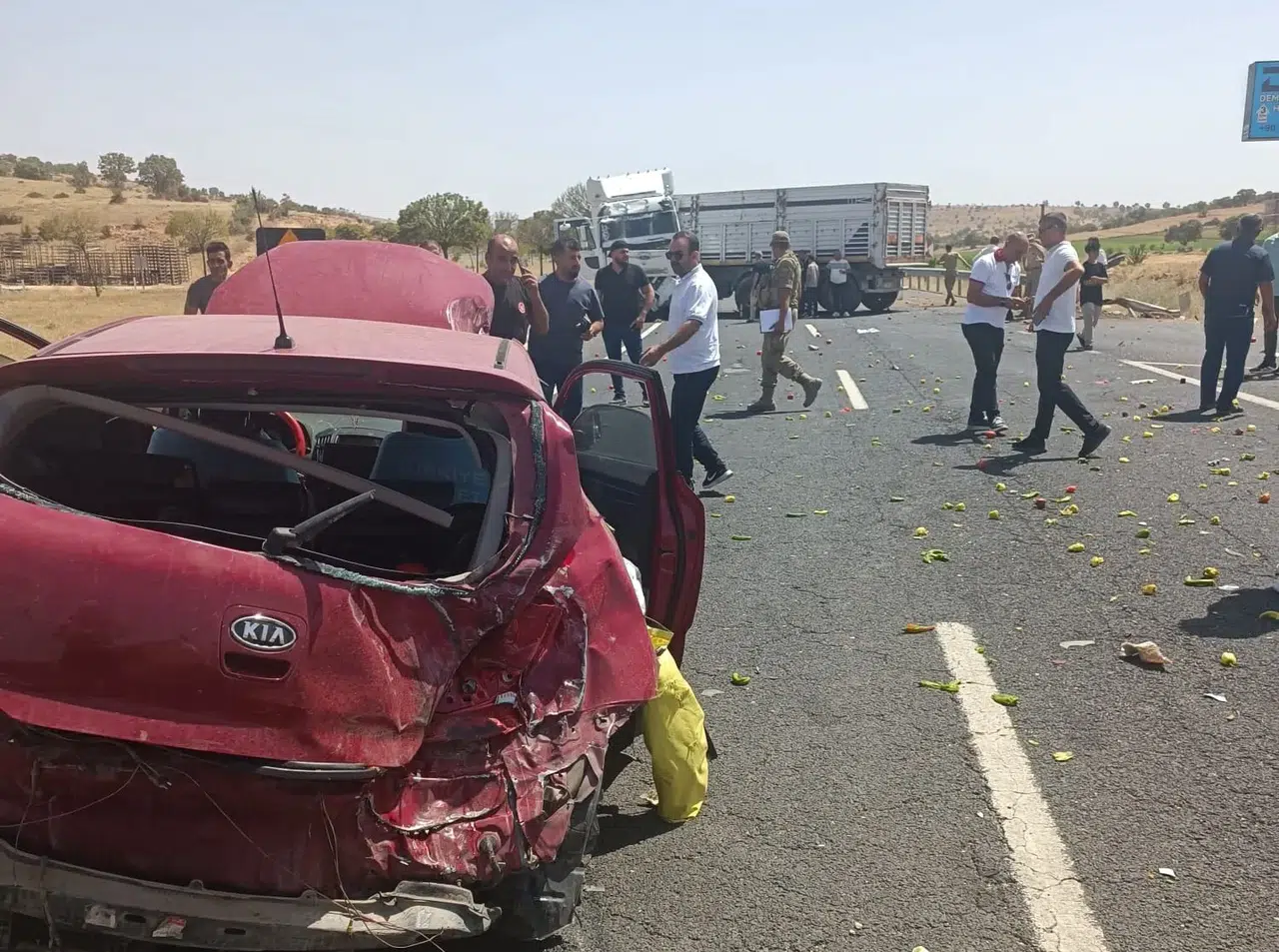 Mardin'de meydana gelen trafik kazasında otomobil ve TIR çarpıştı: 3 kişi yaralandı.