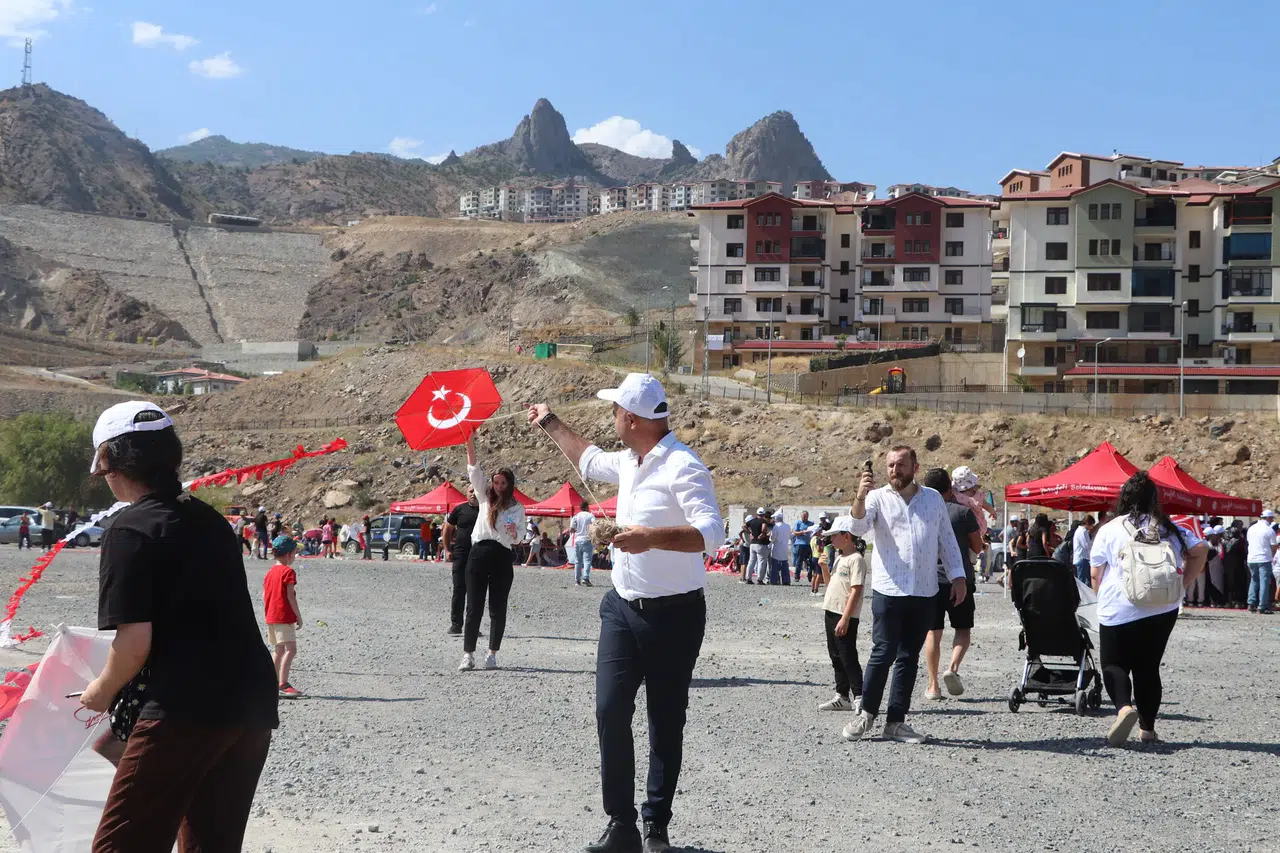Yusufeli’nde Geleneksel Uçurtma Şenliği Coşku İle Gerçekleşti