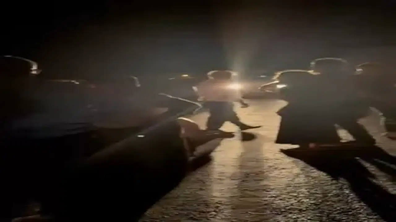 Pervari'de düğünden dönen minibüs devrildi, 15 kişi yaralandı