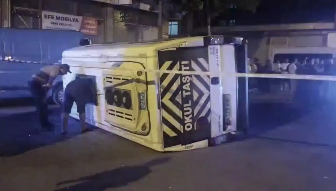 Sultanbeyli'de servis minibüsü ile otomobil çarpıştı: 10 yaralı