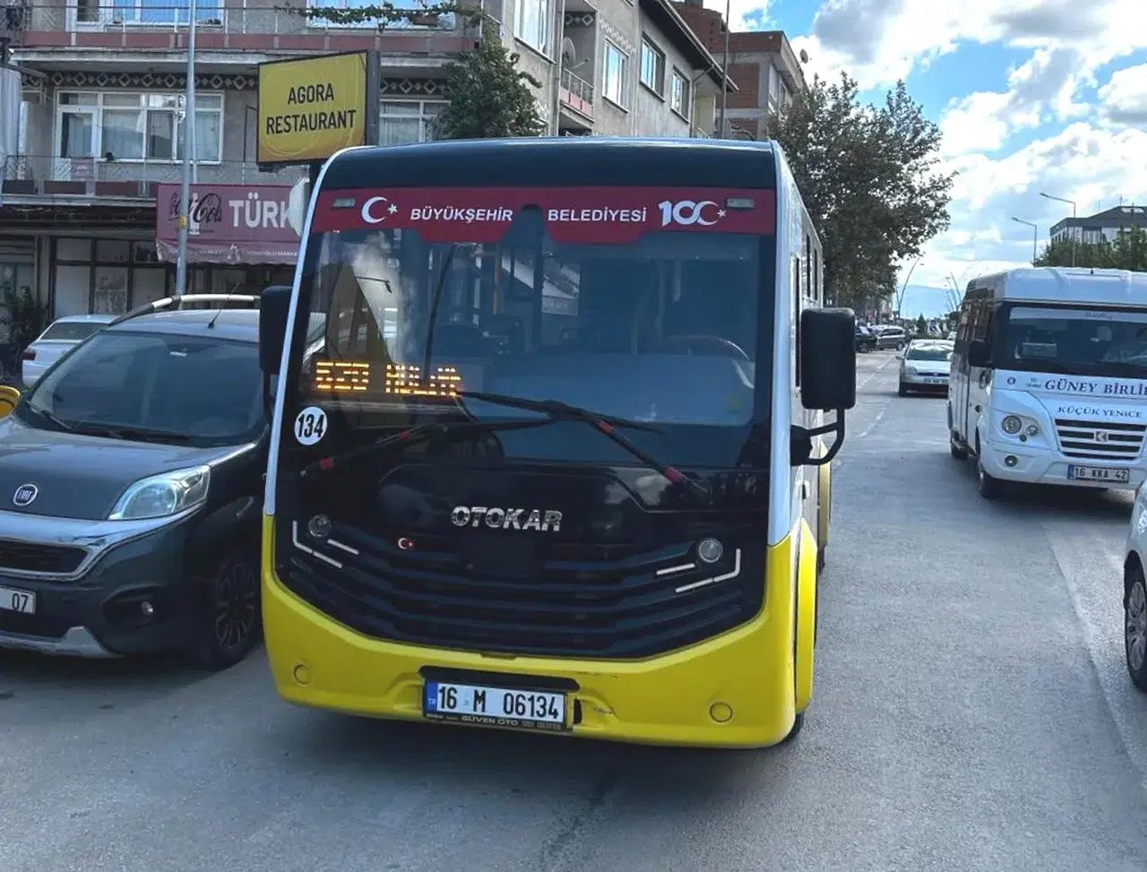 İnegöl'de minibüs çarpan sürücü ağır yaralandı, sağlık durumu ciddiyetini koruyor