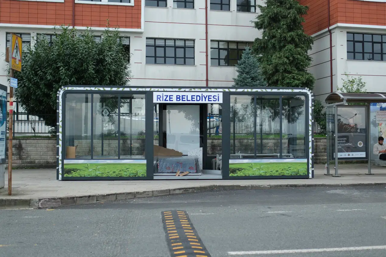 Rize'de Modern Kapalı Duraklar ile Ulaşım Konforu Artıyor