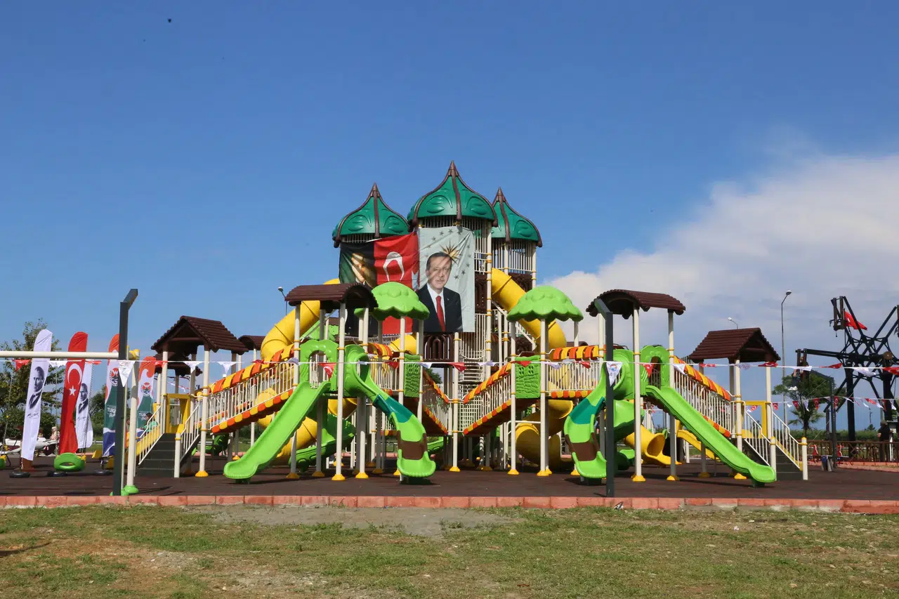 Arhavi'de Çocuklar İçin Modern Oyun Parkı Açıldı, Güvenli Eğlence Alanı Sağlandı