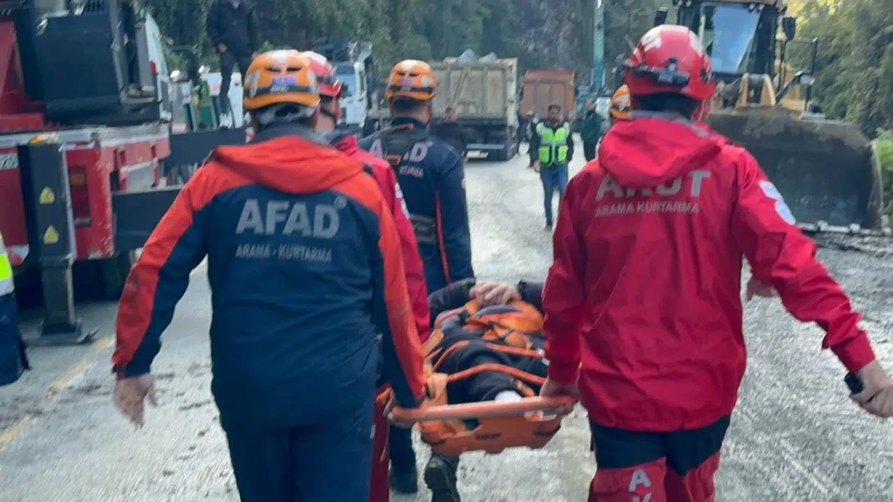 Hastalar, çöken yoldan iple tahliye edildi