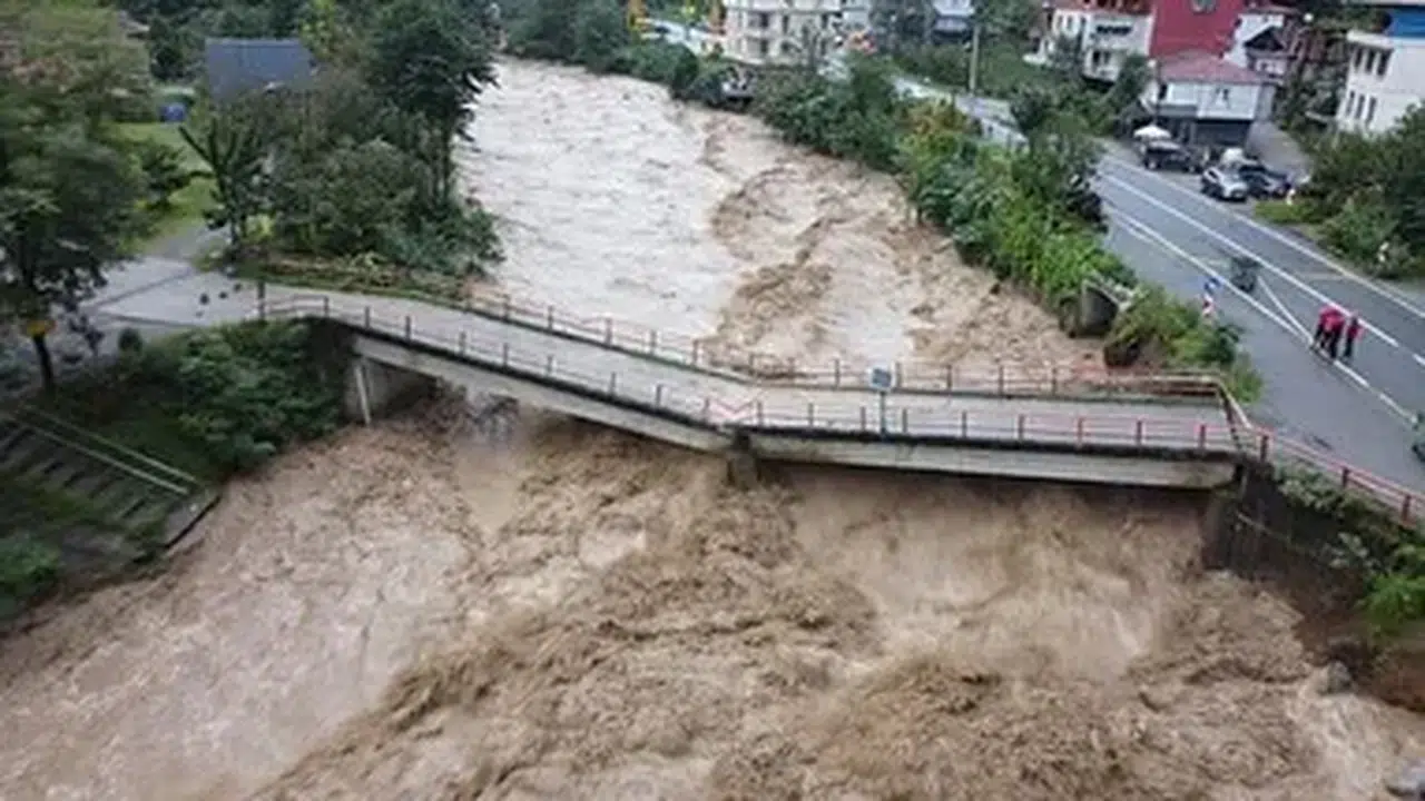 Rize'de yoğun yağışlar sel ve heyelana yol açtı, belediye acil müdahale çalışmalarını sürdürüyor