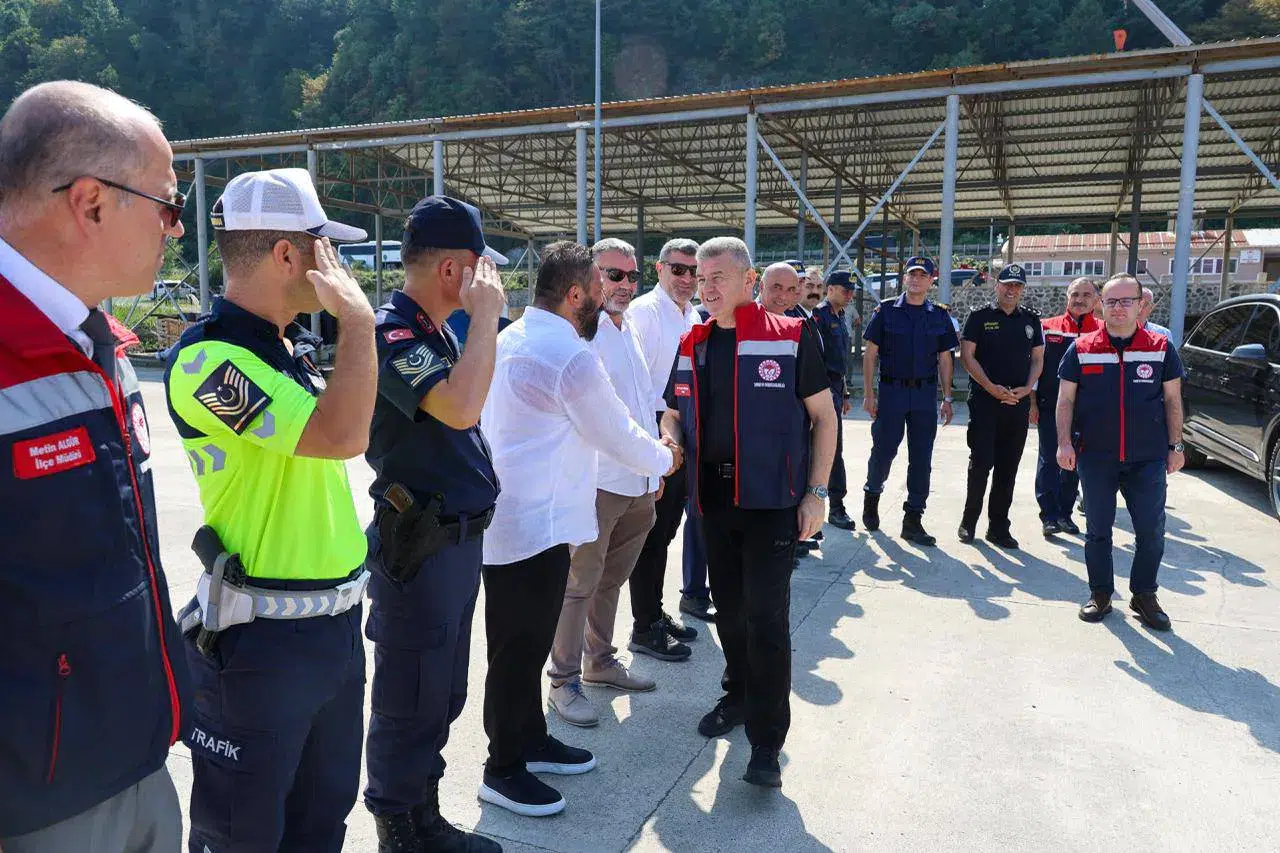 Hopa'nın Balıkçı Barınağı, 2025-2026 sezonunu coşkuyla açtı! Vali, bereketli bir yıl diledi