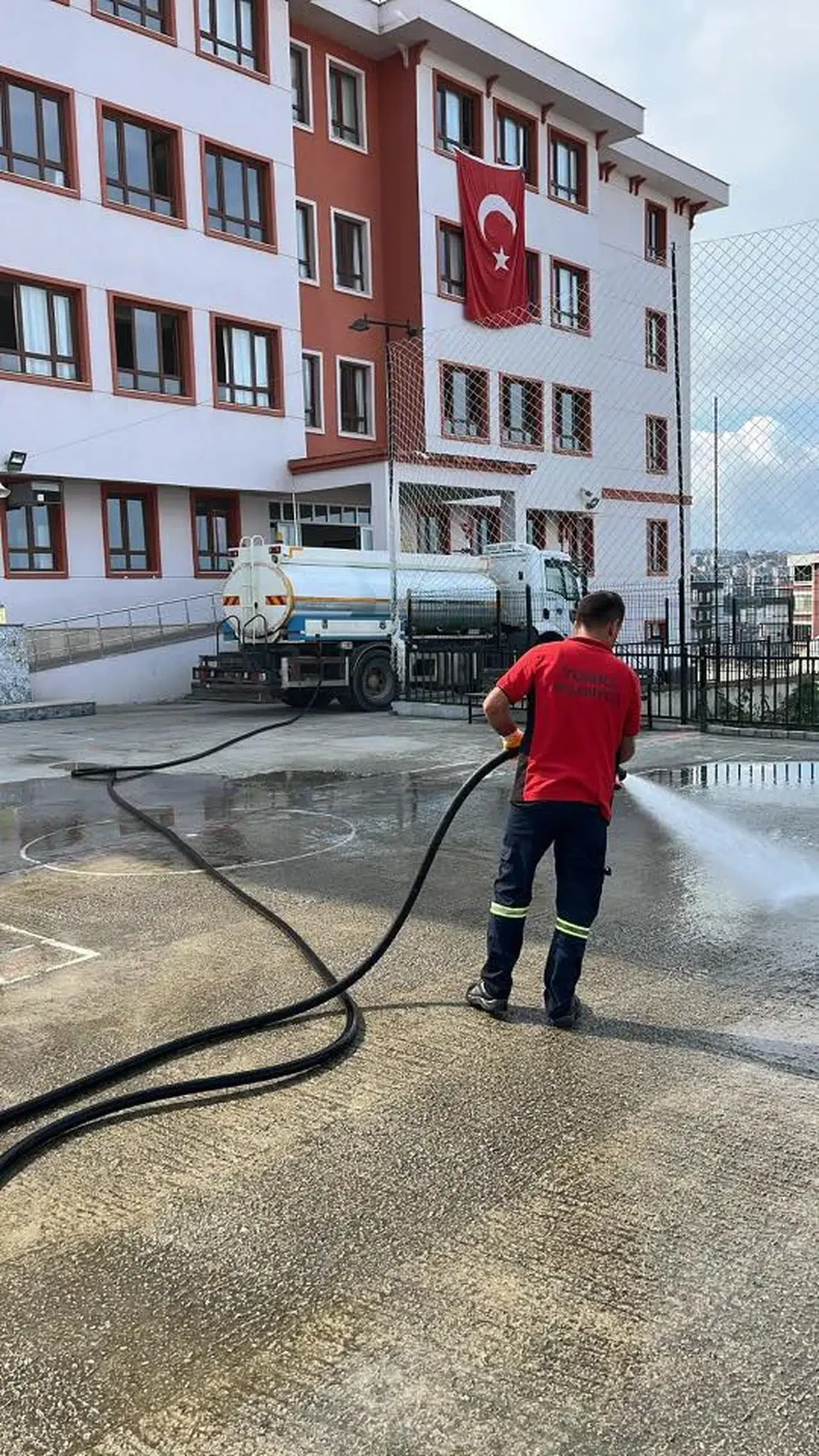 Yomra'da Okul Temizlik Çalışmaları Başladı, Hijyenik Eğitim Ortamı Hedefleniyor