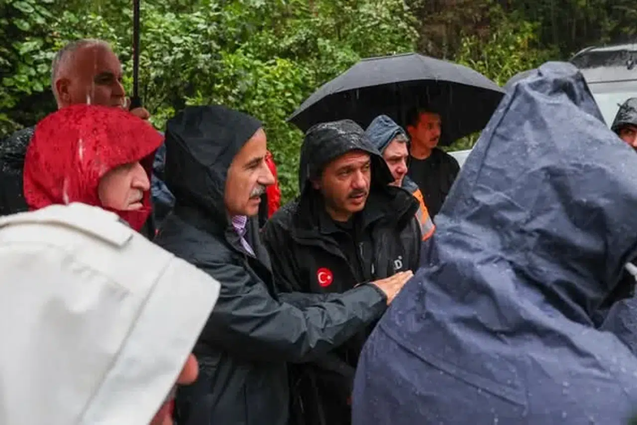 Bakanlar Uraloğlu ve Bak, Rize’de Heyelan Bölgesinde İncelemelerde Bulundu