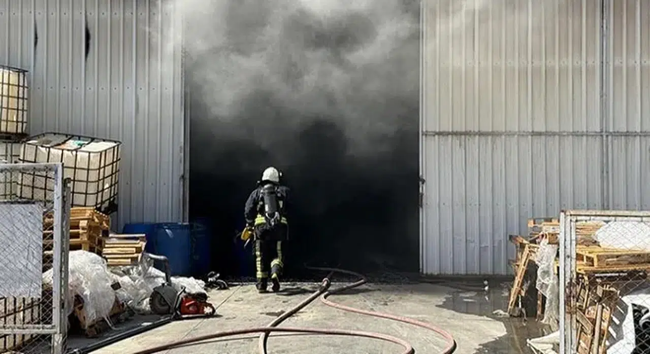 Alanya'da sera yangını, otel ekipmanları deposuna sıçramadan söndürüldü