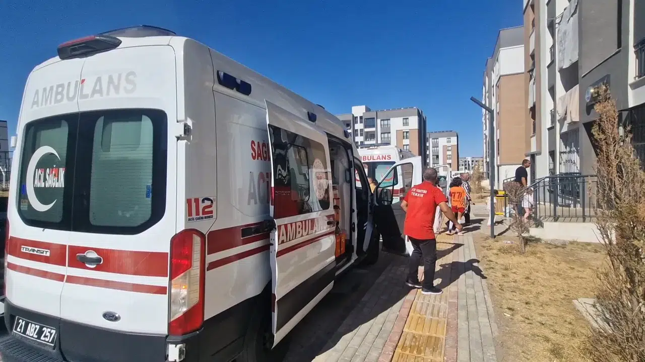 Diyarbakır'da 5 katlı binada yangın: 4 kişi hastaneye kaldırıldı