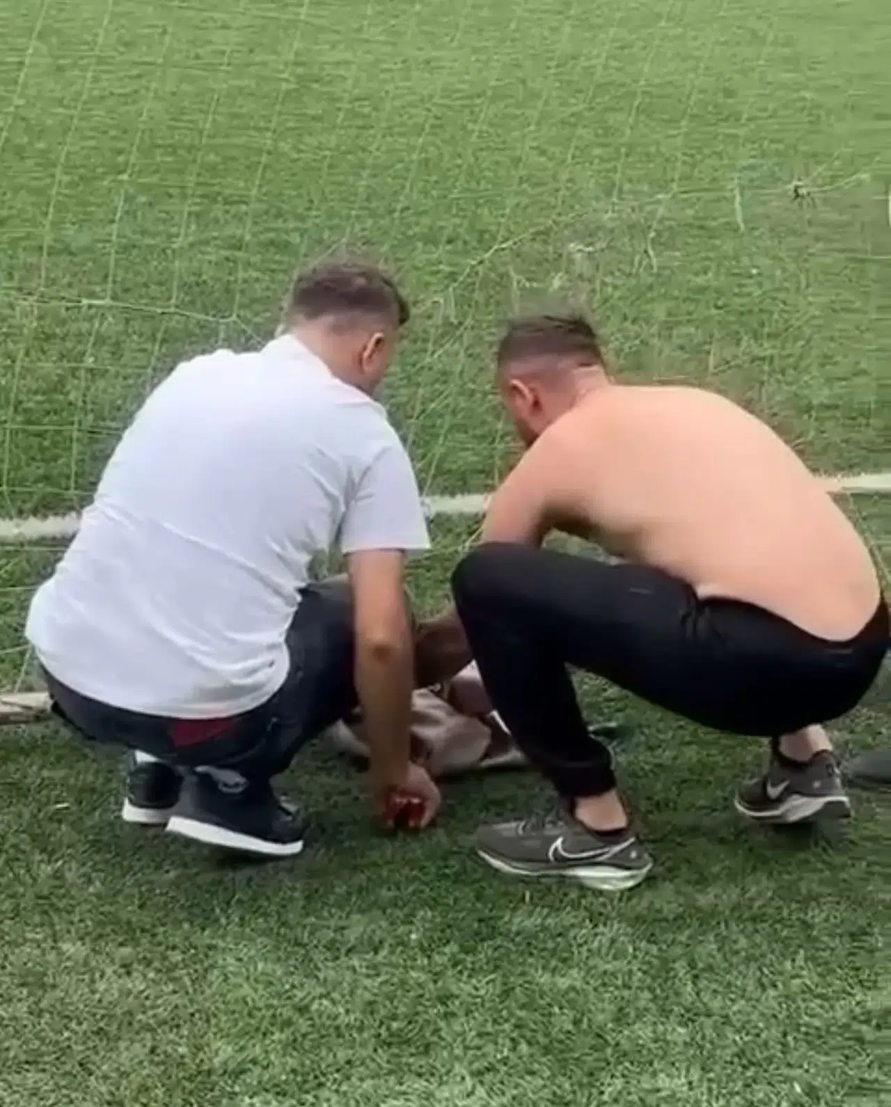 Bursa'da halı sahada sıkışan kedi, vatandaşların yardımıyla kurtarıldı