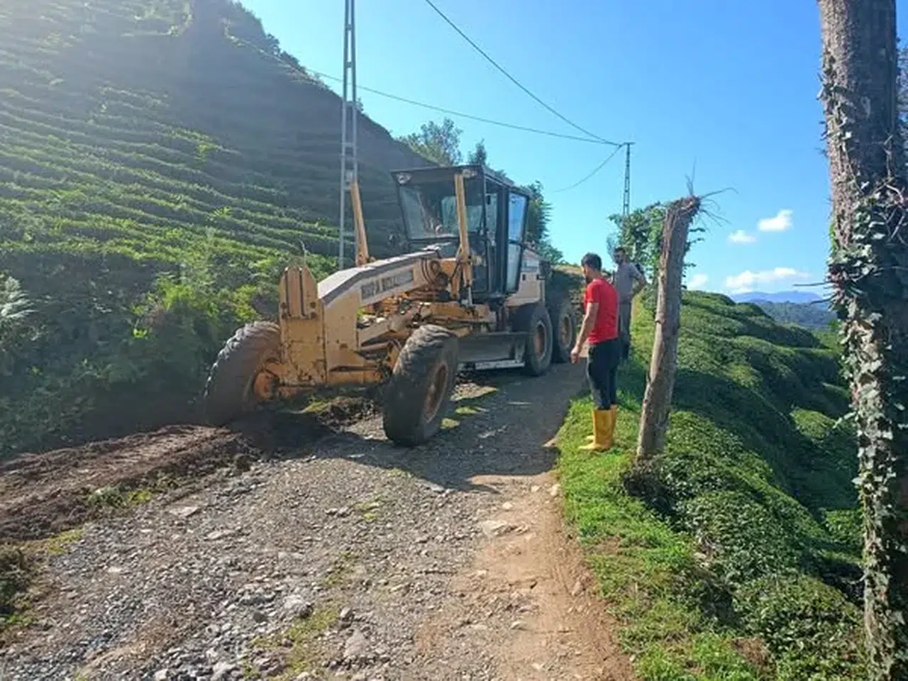 Hopa'da Yol Düzenleme Çalışmaları Başladı, Ulaşım Güvenliği Artıyor