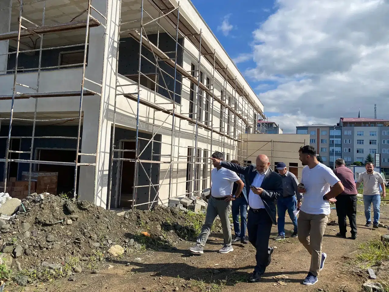 Çarşıbaşı'nda Gençlik Merkezi ile Sosyal ve Kültürel Yatırımlar Hızlanıyor