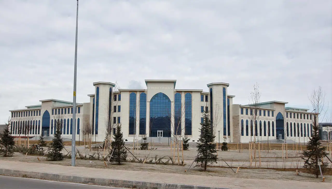 Bayburt Üniversitesi'nden hızlı kayıt fırsatı: Dersler 15 Eylül'de başlıyor!