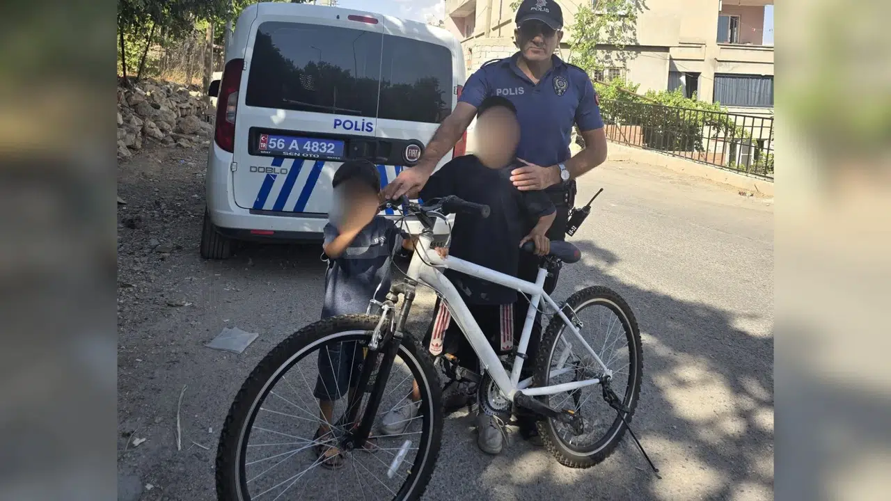 Sokak bisikletlerini izinsiz süren çocuğa emniyetten hediye bisiklet sürprizi