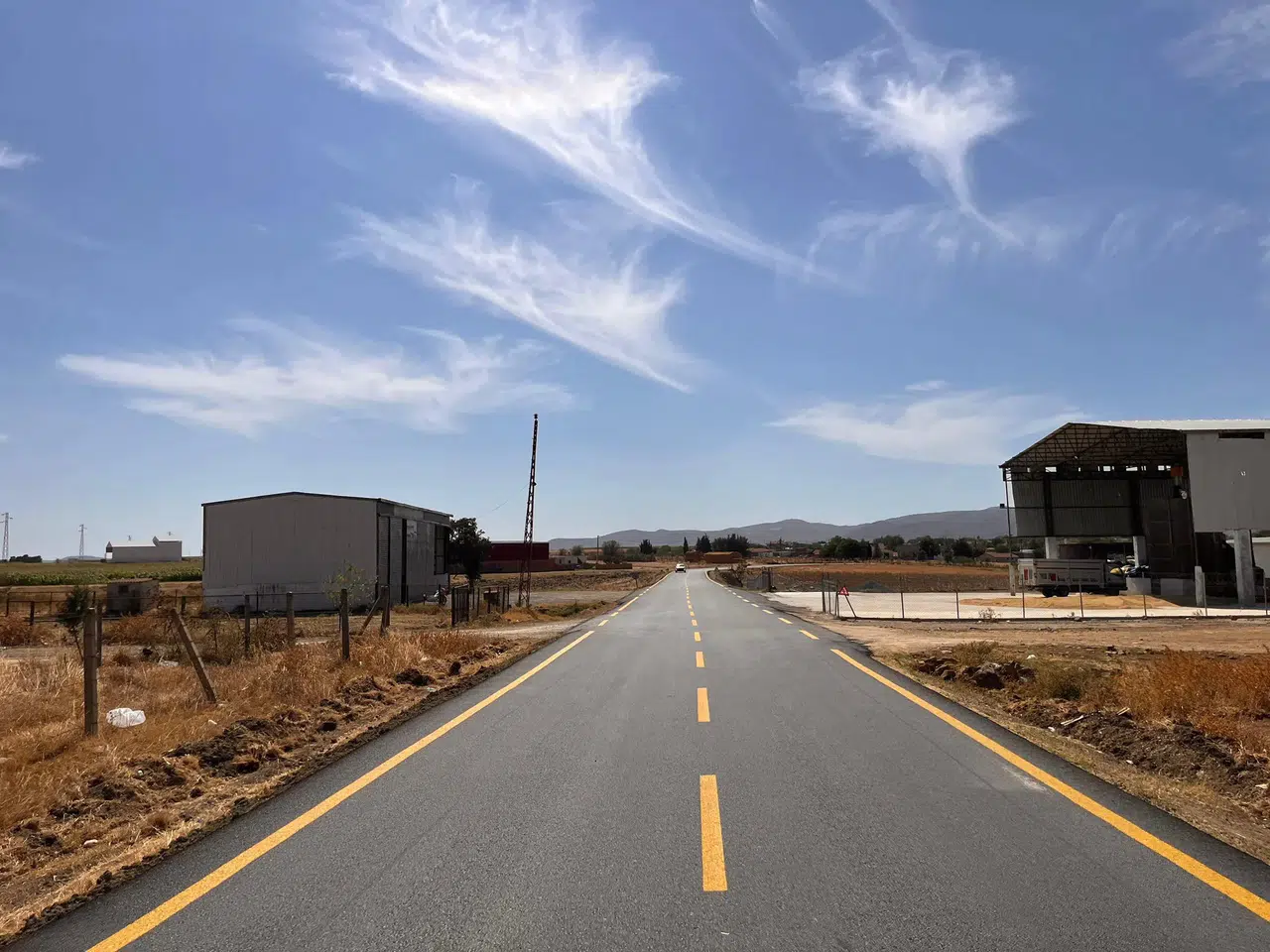 Edirne'de köy yollarına sıcak asfalt çalışmaları hız kesmeden devam ediyor