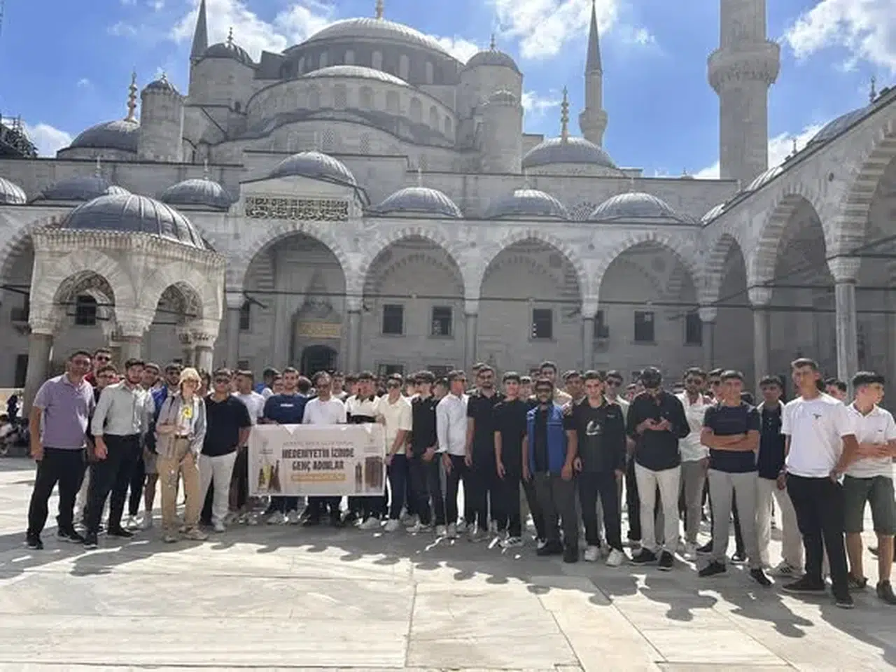 Gençler, İstanbul'da tarih ve kültür dolu bir keşfe çıktı
