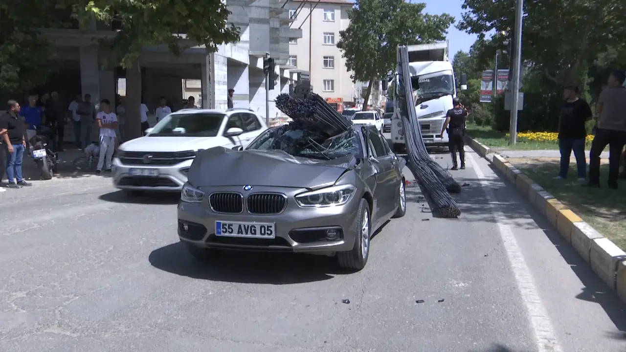 TIR'ın Dorsesindeki Demirler Araç Üstüne Düştü: 2 Kişi Yaralandı