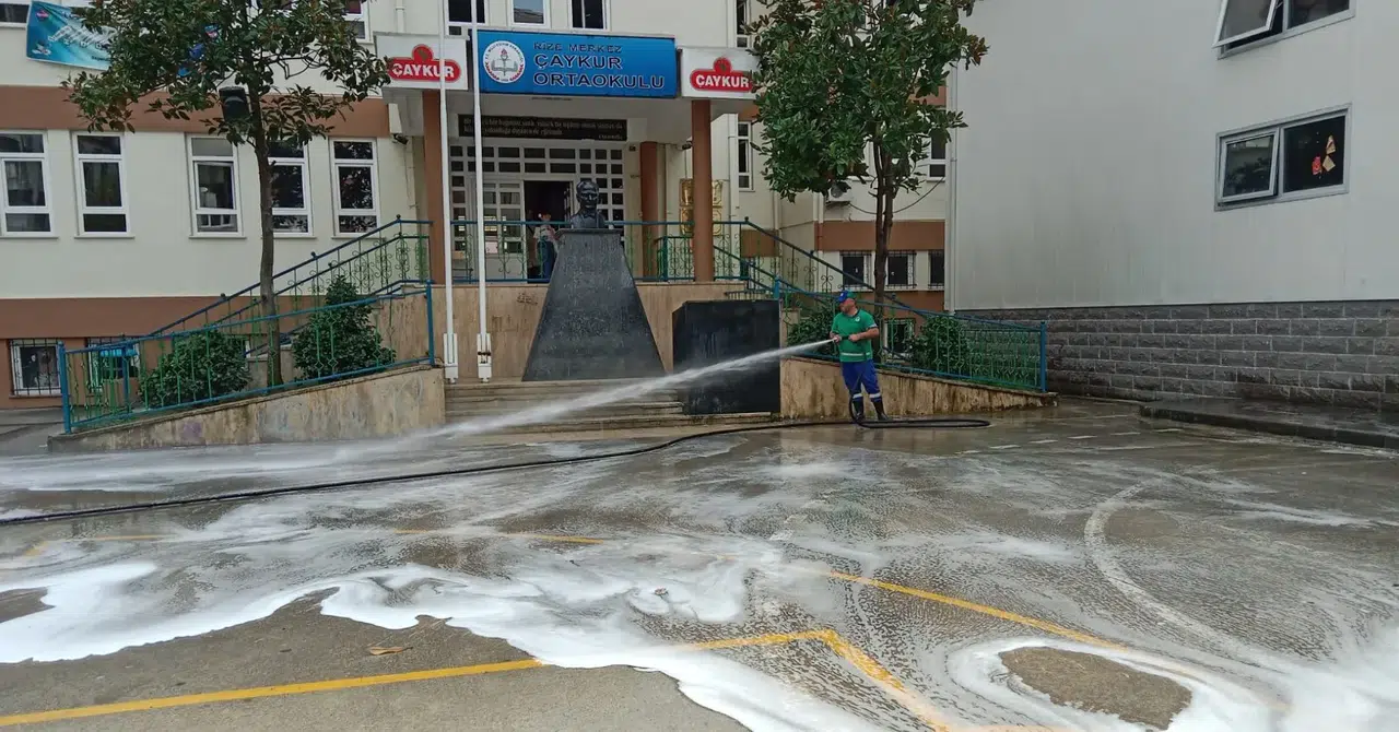 Rize'de Okul Bahçelerinde Hijyenik Temizlik Çalışmaları Devam Ediyor