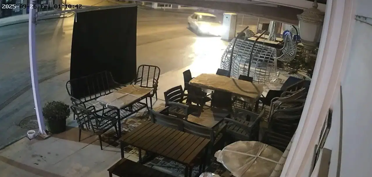 Serik'te sürücü elektrik panosuna çarpıp kaçtı, polis inceleme başlattı!