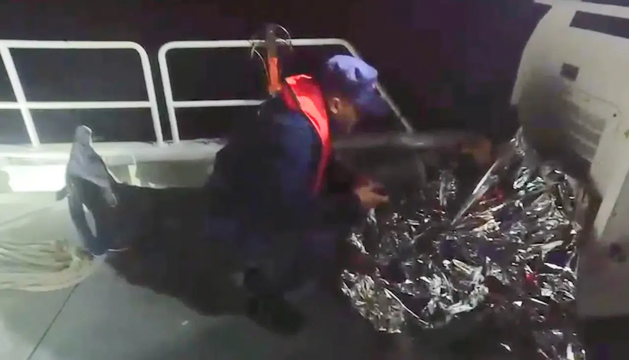 Teknesi alabora olan balıkçı, Sahil Güvenlik tarafından son anda kurtarıldı