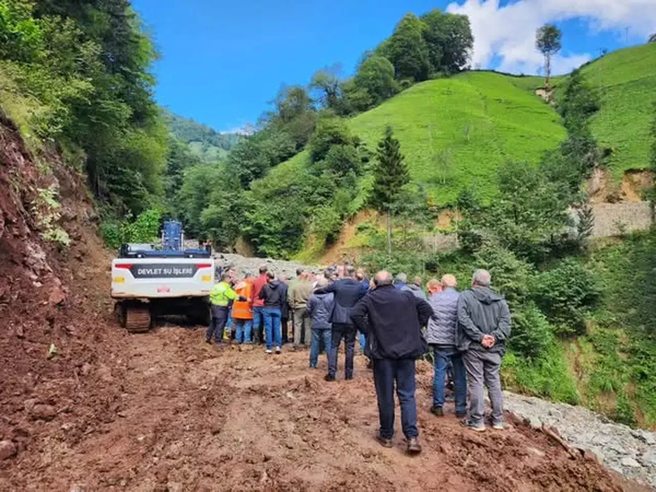 Rize'deki sel mağdurlarına destek için milletvekilleri Eski Armutluk Köyü'nü ziyaret etti