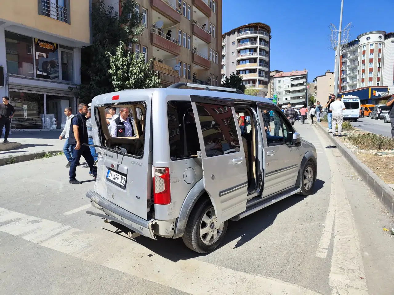 Hakkari'de Freni Boşalan Çekici 5 Araca Çarptı, 3 Yaralı