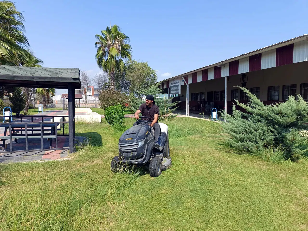 Akdeniz Belediyesi park yenileme çalışmalarına hız kesmeden devam ediyor