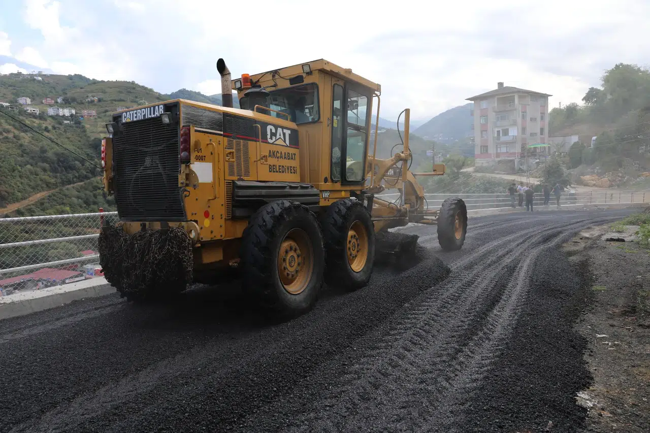 Akçaabat'ta mahalle yolları yenileniyor, ulaşım standartları yükseliyor
