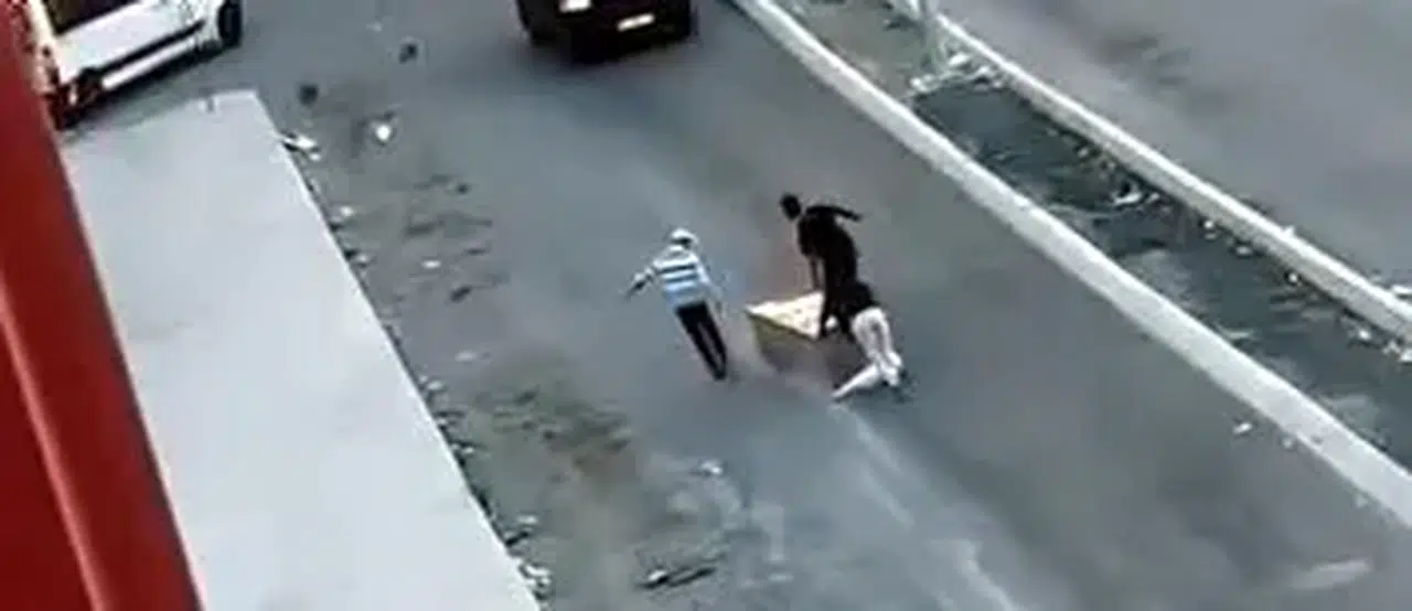 Esenyurt'ta metal dolap hırsızlığı: 3 kişi dolabı sürükleyerek çaldı