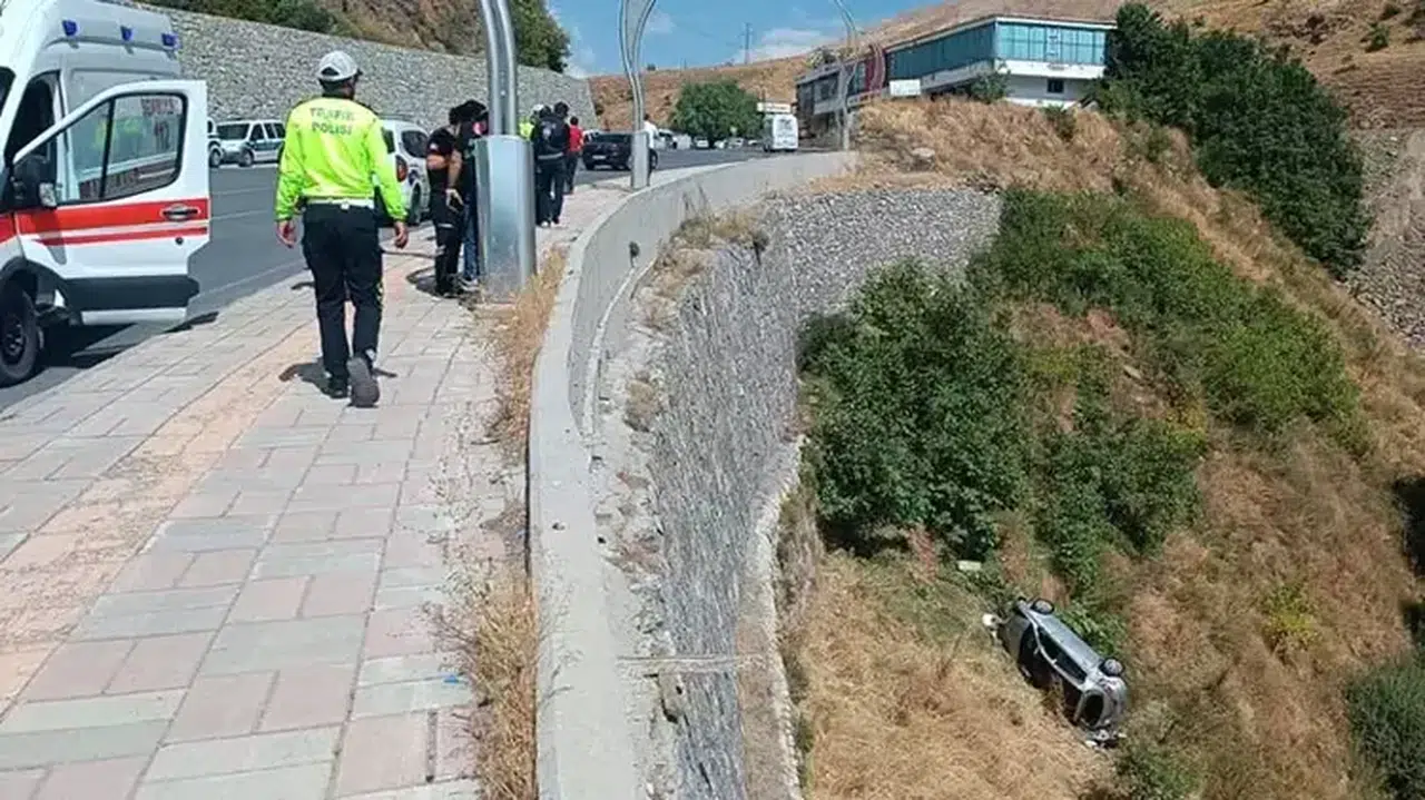 Bitlis'te otomobil 10 metreden düştü: 1 ağır, 2 yaralı!